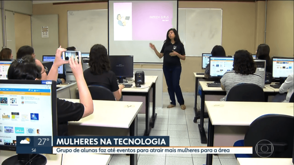 A imagem apresenta um grupo de alunas em oficina do FaTech Girls,em reportagem veiculada pela Globo